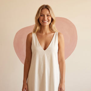 Blonde Frau im Sommerkleid mit V-Ausschnitt